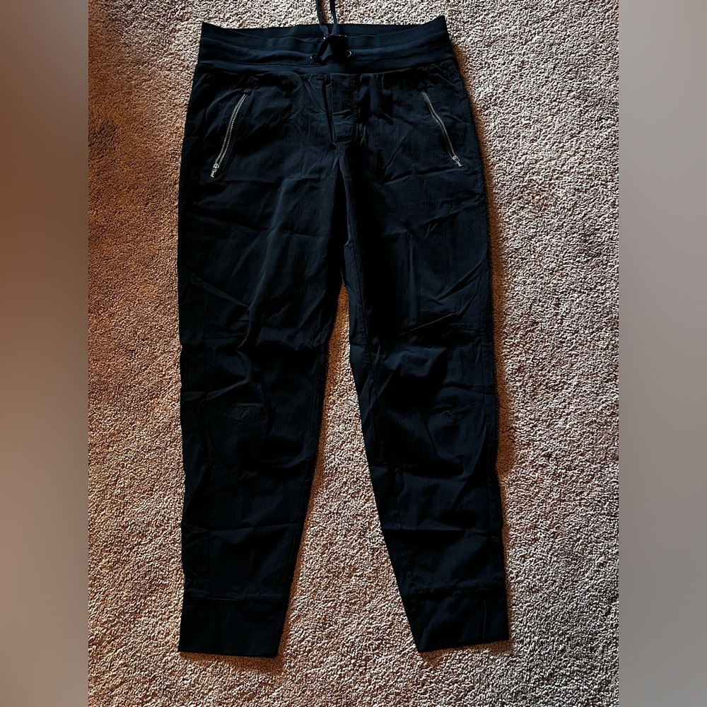 Athleta Brand
Trekkie North Jogger

Black 

Size 6
